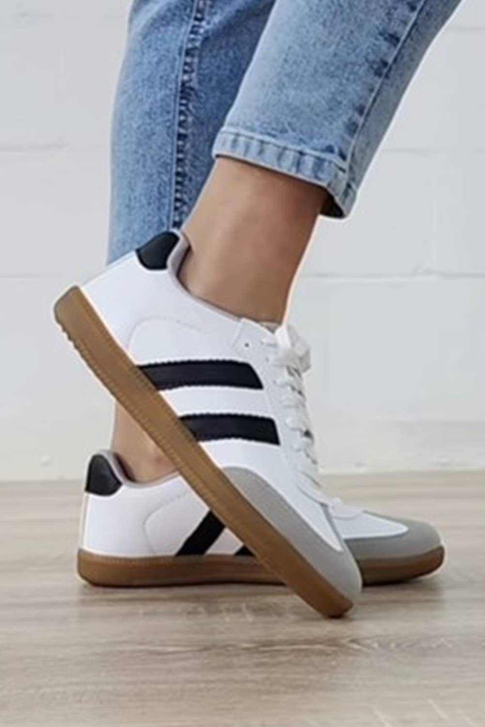 Vintage Stripe Lace-up Flat Sneakers