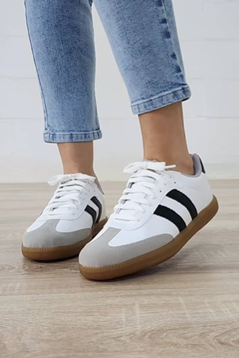 Vintage Stripe Lace-up Flat Sneakers