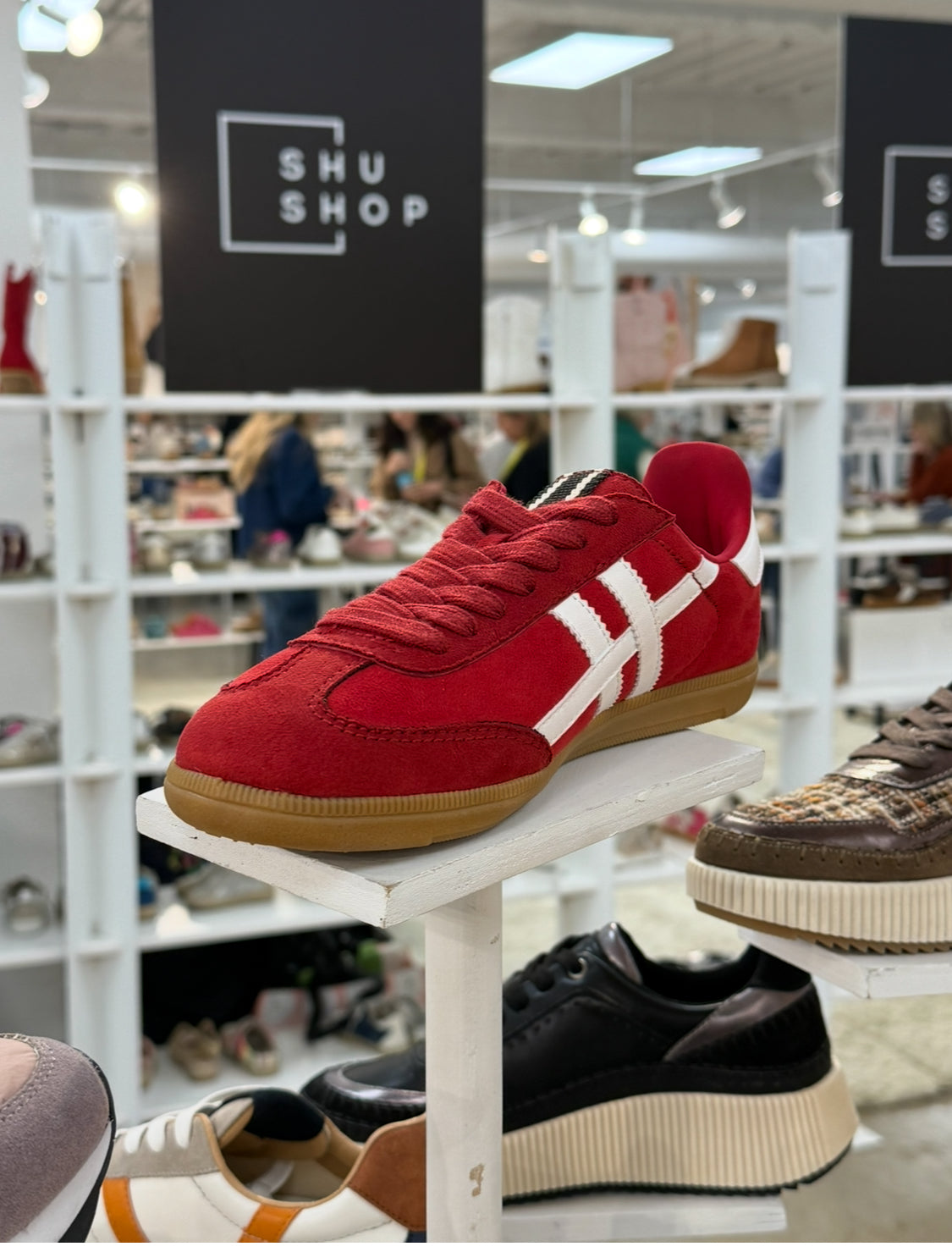 Dakkah Retro Tennis Shoes - Red