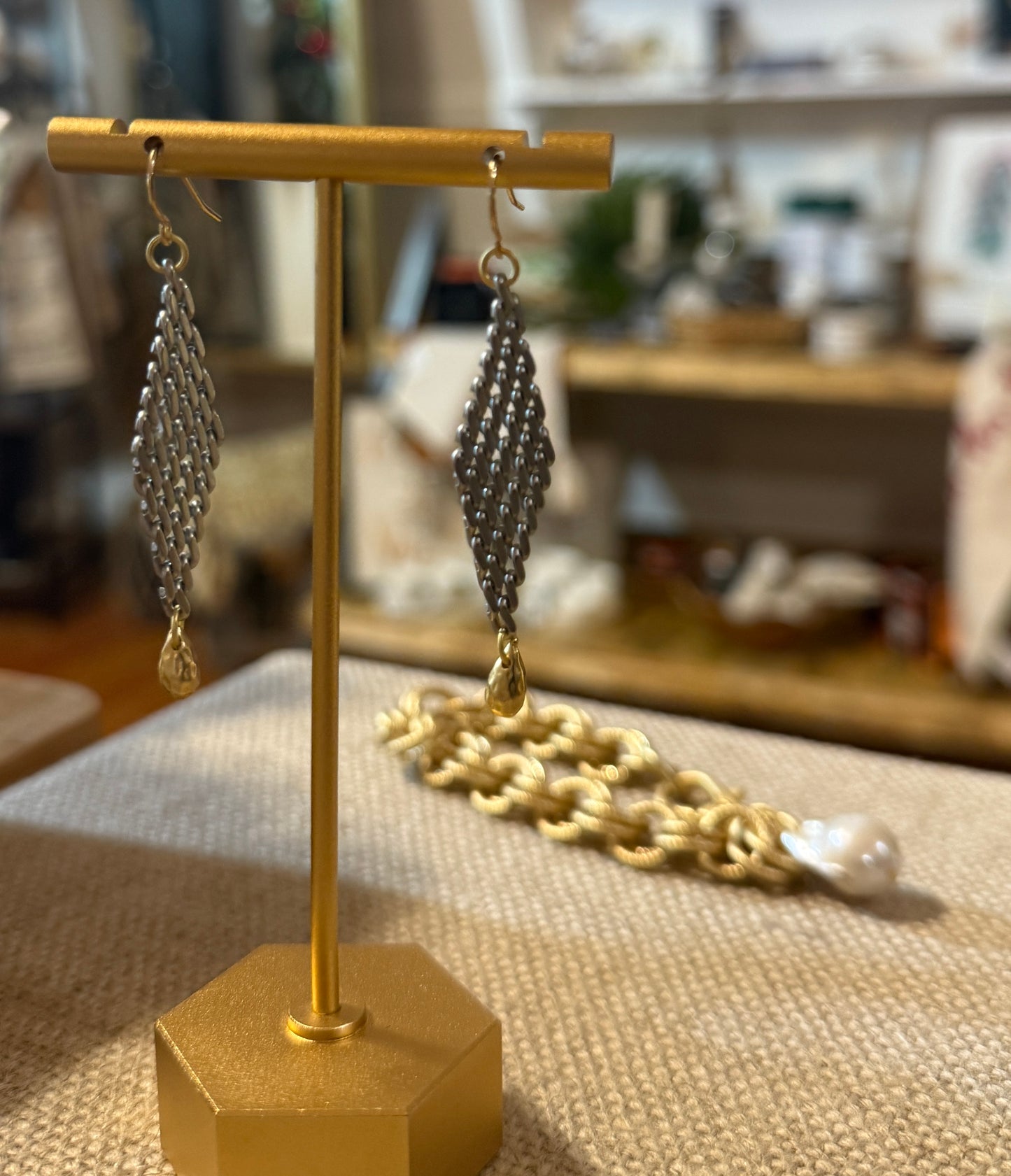 Flapper-S - Earrings with Nugget Drop